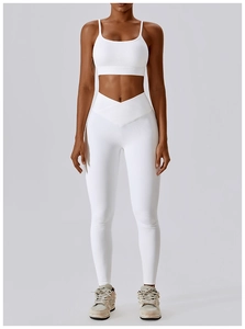 Vue avant d'un ensemble de yoga blanc côtelé avec taille en V et brassière de sport