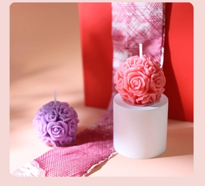 Dettaglio di candele profumate a forma di rosa rosa e viola con petali finemente scolpiti