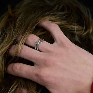 Bague spirale argentée minimaliste portée par un mannequin avec finition polie