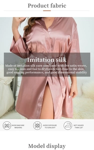 Détail du peignoir en satin de soie rose poudré avec texture lisse et éclat