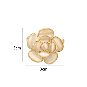 Broche fleur minimaliste avec opale jaune et base en alliage doré, taille 3cm x 3cm