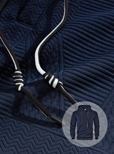 Gros plan sur la texture en tricot bleu foncé et cordon de serrage du sweat à capuche