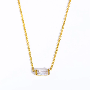 Collier plaqué or 18 carats avec pendentif en zircon rectangulaire au design épuré