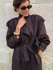 Vue détaillée du revers du trench-coat marron foncé avec texture satinée haut de gamme