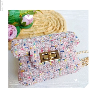 Nahaufnahme der rosa-blauen Tweed-Minitasche mit goldenem Drehverschluss und Kettenriemen
