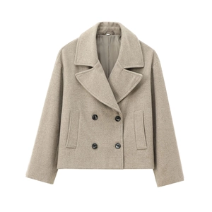 Dettaglio di un cappotto corto in lana beige a doppiopetto con ampi revers e bottoni neri