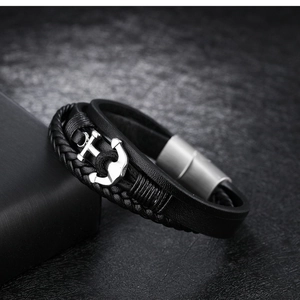Detailansicht eines mehrlagigen Lederarmbands mit silbernem Anker und Magnetverschluss