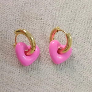 Boucles d'oreilles créoles en acier plaqué or 18K avec pendentif cœur en émail rose