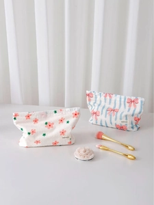 Beauty case in cotone a fiori e righe in un ambiente luminoso e dal design minimalista