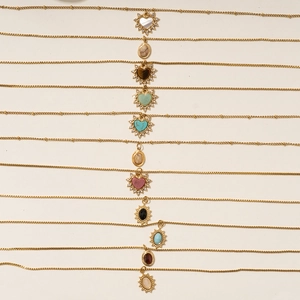 Minimalistische goldene Edelstahlketten mit bunten Herz- und ovalen Natursteinanhängern