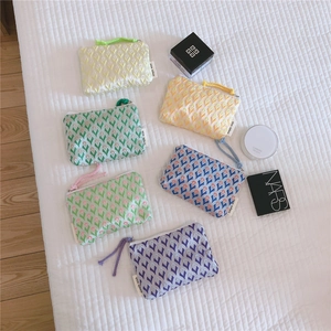 Vue à plat de six mini pochettes en jacquard coloré avec motifs de tulipes