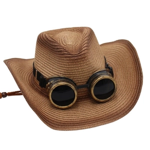Détail d'un chapeau de cowboy en paille marron avec lunettes steampunk et texture tissée