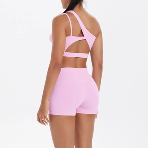Rosa Yoga-Set mit Rückendetail des One-Shoulder-Sport-BHs und High-Waist-Shorts
