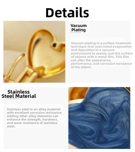 Vue macro d'une boucle d'oreille cœur en émail bleu avec texture en acier doré