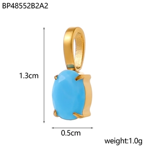 Detailansicht ovaler hellblauer Zirkonia-Anhänger mit Goldrahmen, Höhe 1,3 cm