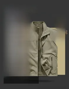 Detail von warmem Fleece-Futter und Multi-Pocket-Design auf der grünen Outdoor-Weste