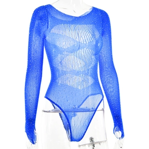 Gros plan du body en maille bleue orné de strass brillants et de manches longues