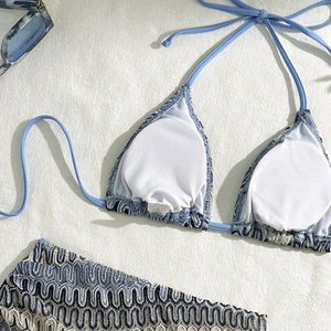 Détail du bikini en crochet bleu et blanc avec étiquette S et coussinets amovibles