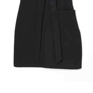 Robe courte noire élégante avec une ceinture à nœud sur un fond blanc épuré