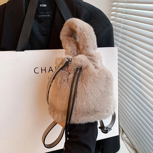Sac seau chic en peluche marron chameau avec cordon et bandoulière en cuir