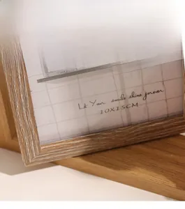 Gros plan d'un cadre photo rotatif en bois 10x15cm avec grain de bois clair