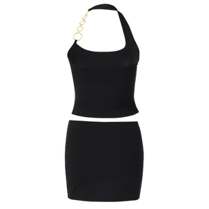 Détail du haut licou noir avec chaîne dorée et ensemble mini-jupe assorti