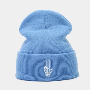 Détail du bonnet en tricot bleu ciel avec broderie main de squelette blanche de qualité