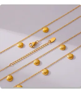 Vista dettagliata della collana con pendente a conchiglia placcata oro 18k PVD e chiusura