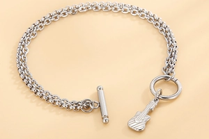 Detailansicht eines silbernen Titanstahl-Doppelkettenarmbands mit Gitarrenanhänger und OT-Verschluss