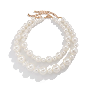 Detail of double-layer pearl necklace with gradient beads and golden adjustable clasp