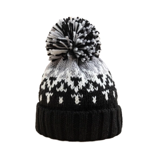 Berretto in maglia spessa con pompon e motivo jacquard geometrico in nero, grigio e bianco