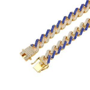 Chaîne cubaine glacée avec strass bleus et transparents alternés sur métal doré