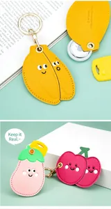 Détail de housses AirTag en cuir cartoon fruits et légumes avec porte-clés dorés