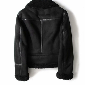 Vue arrière d'un blouson aviateur en peau de mouton noire avec doublure épaisse et daim