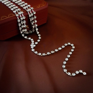 Elegante collana multistrato in argento con strass scintillanti su seta rossa scura