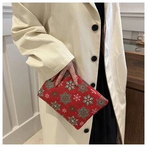Detailansicht einer roten Weihnachts-Kosmetiktasche mit festlichen Schneeflocken