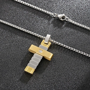Pendentif croix en acier bicolore avec pierre scintillante et chaîne maille vénitienne