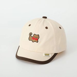 Vue détaillée de la broderie chien et coutures contrastées sur casquette enfant en toile