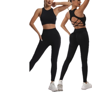 Ensemble de yoga noir sans couture avec soutien-gorge de sport dos croisé et legging