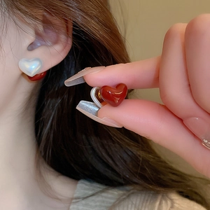 Boucles d'oreilles cœur bicolores avec perles d'imitation et résine rouge brillant