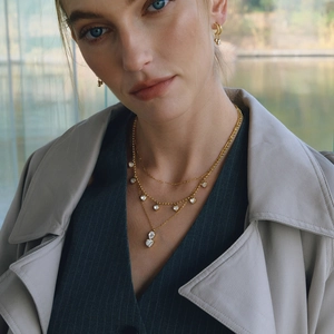 Collana a tre strati in acciaio inossidabile placcato oro 18K con ciondoli a cuore in zircone