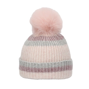 Détail du bonnet d'hiver montrant le pompon rose et la texture en tricot multicolore