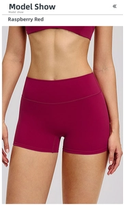 Dettaglio degli shorts da yoga rosso lampone a vita alta con trama e cuciture piatte