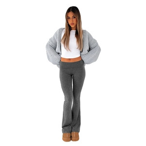 Set a tre pezzi con cardigan in maglia grigio, top bianco e pantaloni a zampa