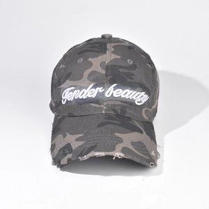 Détail de casquette de baseball camouflage avec broderie Tender beauty blanche