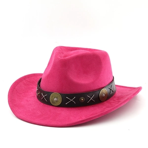 Détail d'un chapeau de cowboy rose avec bande en cuir noir et ornements métalliques