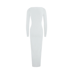 Gros plan détaillé montrant le tissu blanc lisse et la coupe ajustée de la robe longue en mesh