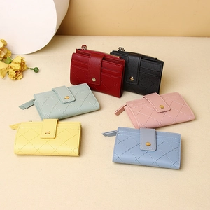 Piccoli portafogli trapuntati in pelle di vari colori con fibbia dorata e zip