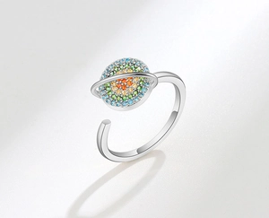 Détail de la bague planète en argent S925 avec zircons colorés et anneau ajustable