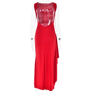 Détail de la robe longue rouge dos nu avec drapé latéral et fente élégante